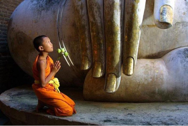 Mơ thấy mình quỳ lạy dưới tượng Phật có ý nghĩa gì